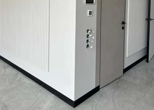 Алюминиевый плинтус AKBD60-SBL 2,5м Муар черный