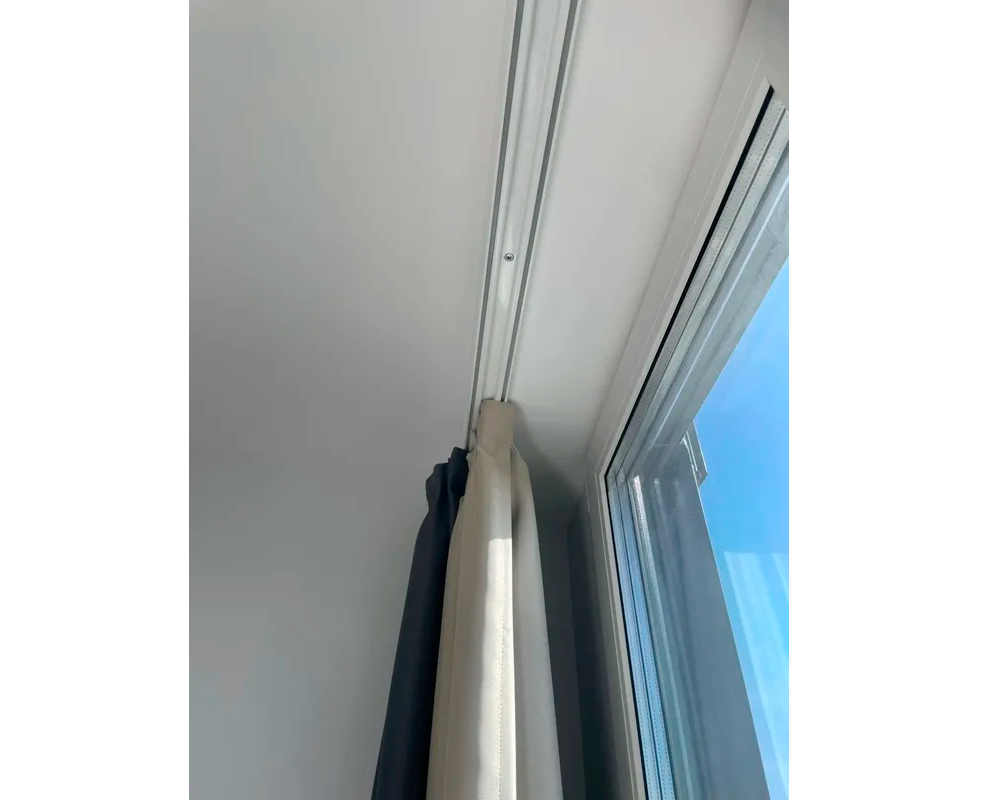 Карниз трехрядный алюминиевый ТРЭК УЮТ 2,6м Черный