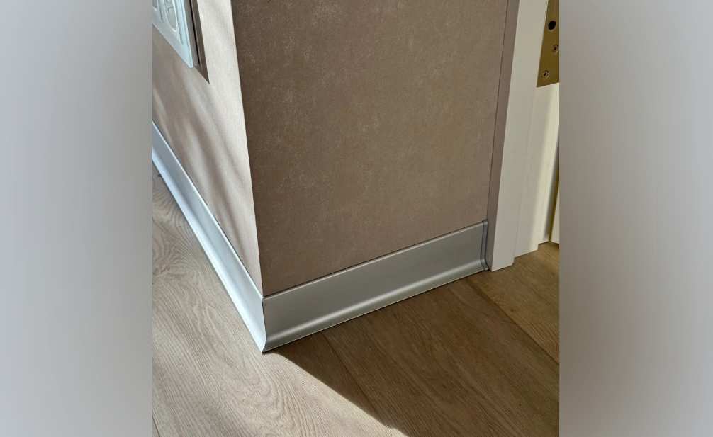 Плинтус алюминиевый 60 мм ПЛ-60 серебро/мат муар 3м.