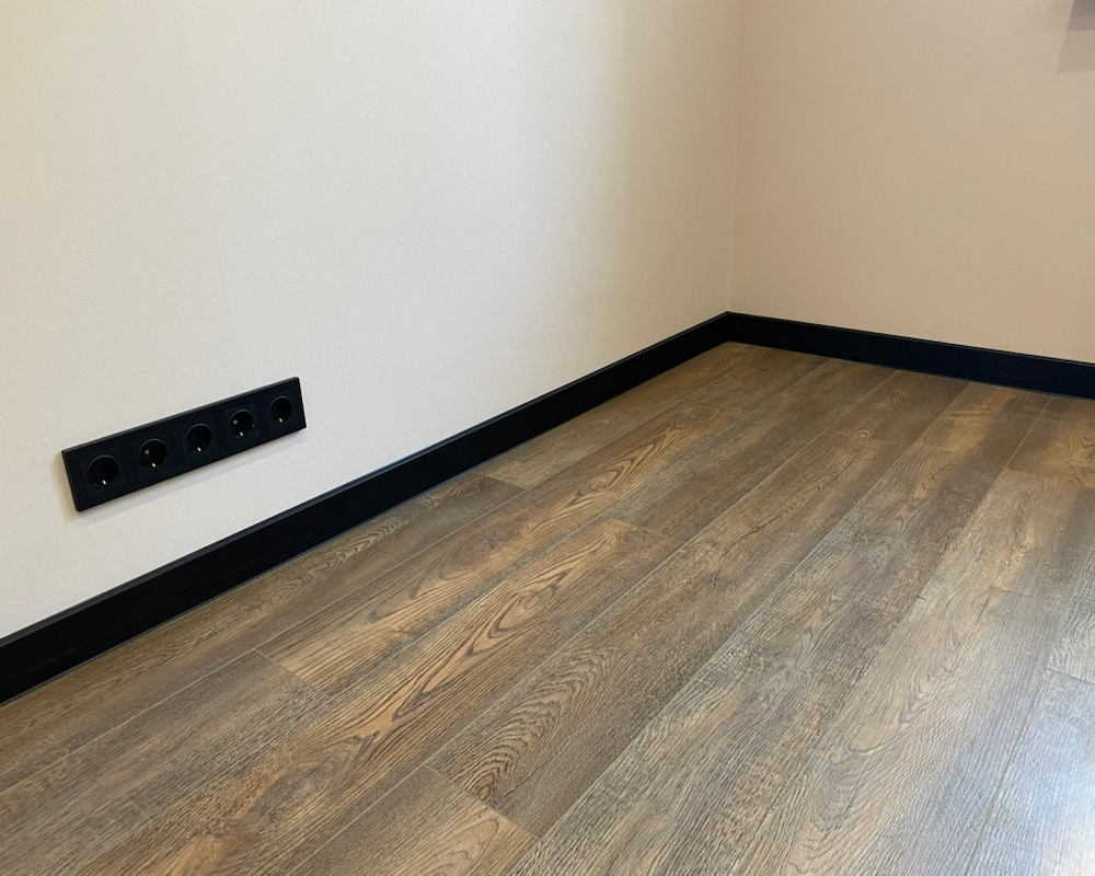 Плинтус ХДФ Dollken Cubu Flex Life 80мм х 2,5 м 0110 Черный