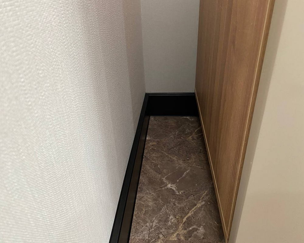 Плинтус ХДФ Dollken Cubu Flex Life 80мм х 2,5 м 0110 Черный