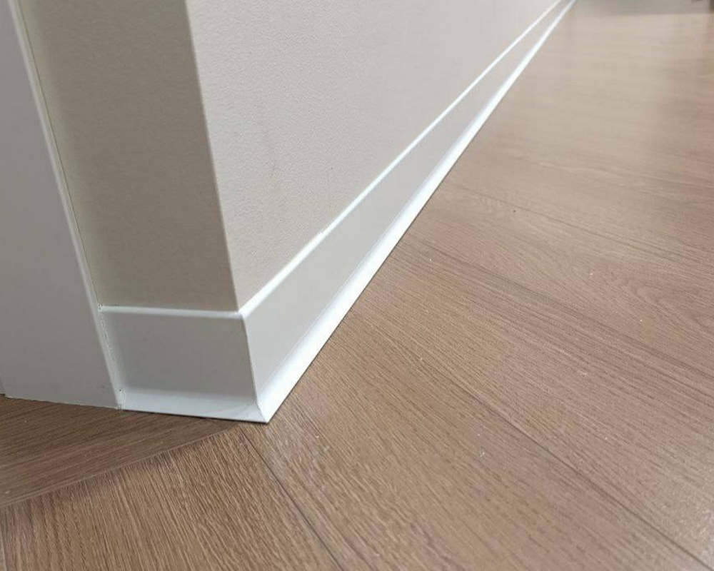 Алюминиевый плинтус AKBD100-SW 2,5м Муар белый