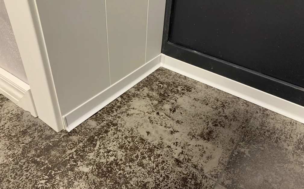 Алюминиевый плинтус AKBD100-SW 2,5м Муар белый