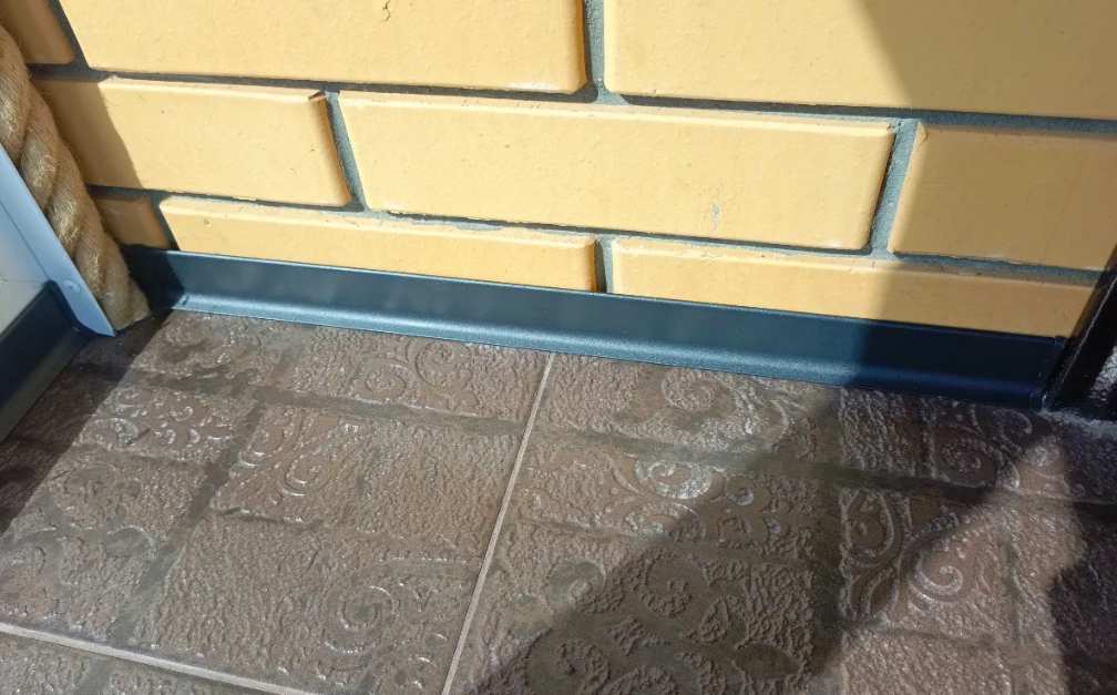 Плинтус алюминиевый Пл 80.2500.15к Черный