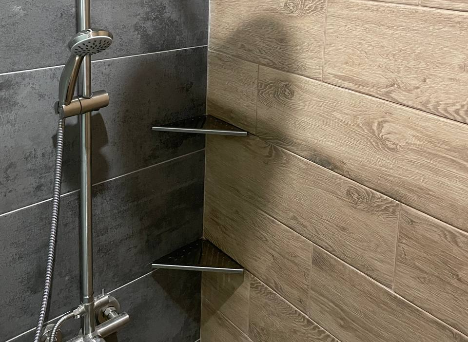 Полка для душа нержавеющая сталь "Дядюшка Плинтус" 50*160*270. Черный