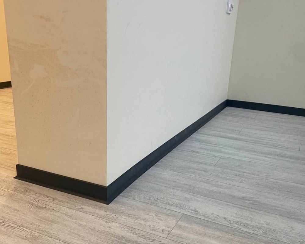 Плинтус ХДФ Dollken S60 60 мм х 2,575м 1001 Чёрный