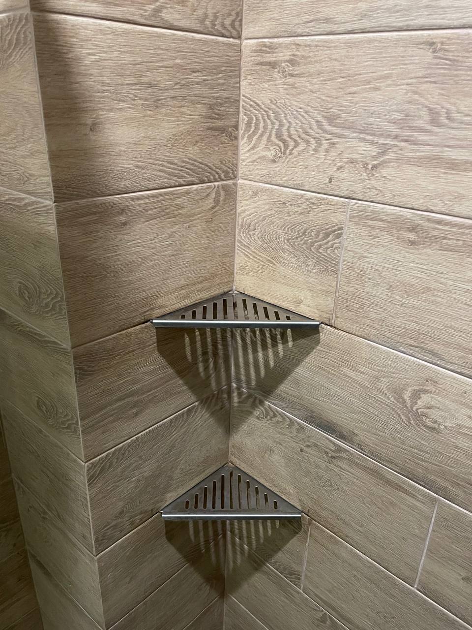 Полка для душа нержавеющая сталь "Дядюшка Плинтус" 50*160*270. RAL 7044