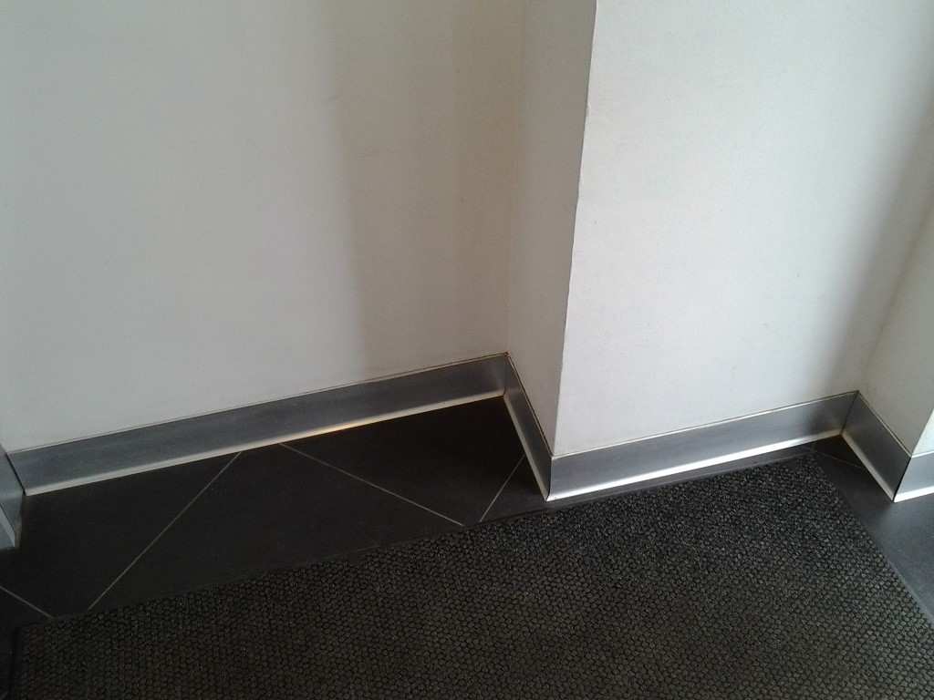 Плинтус алюминиевый Пл 100.2500.01лк Серебро