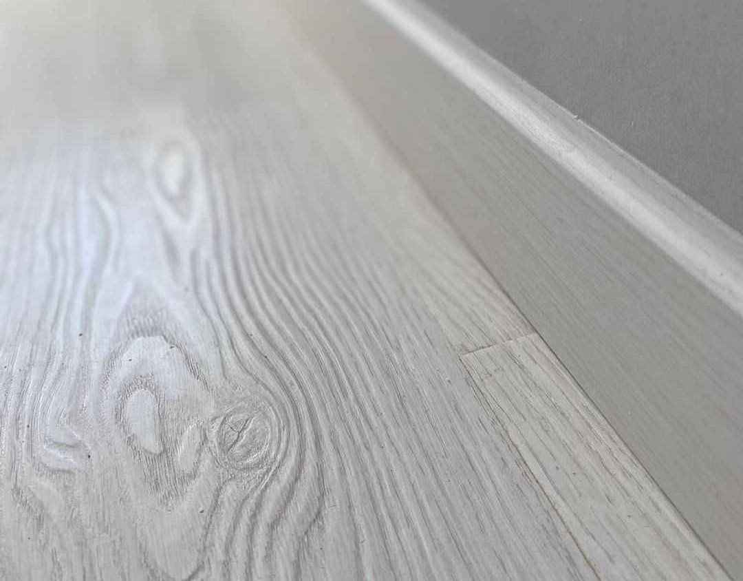 Плинтус напольный Arbiton Integra 06 Ясень Аляска