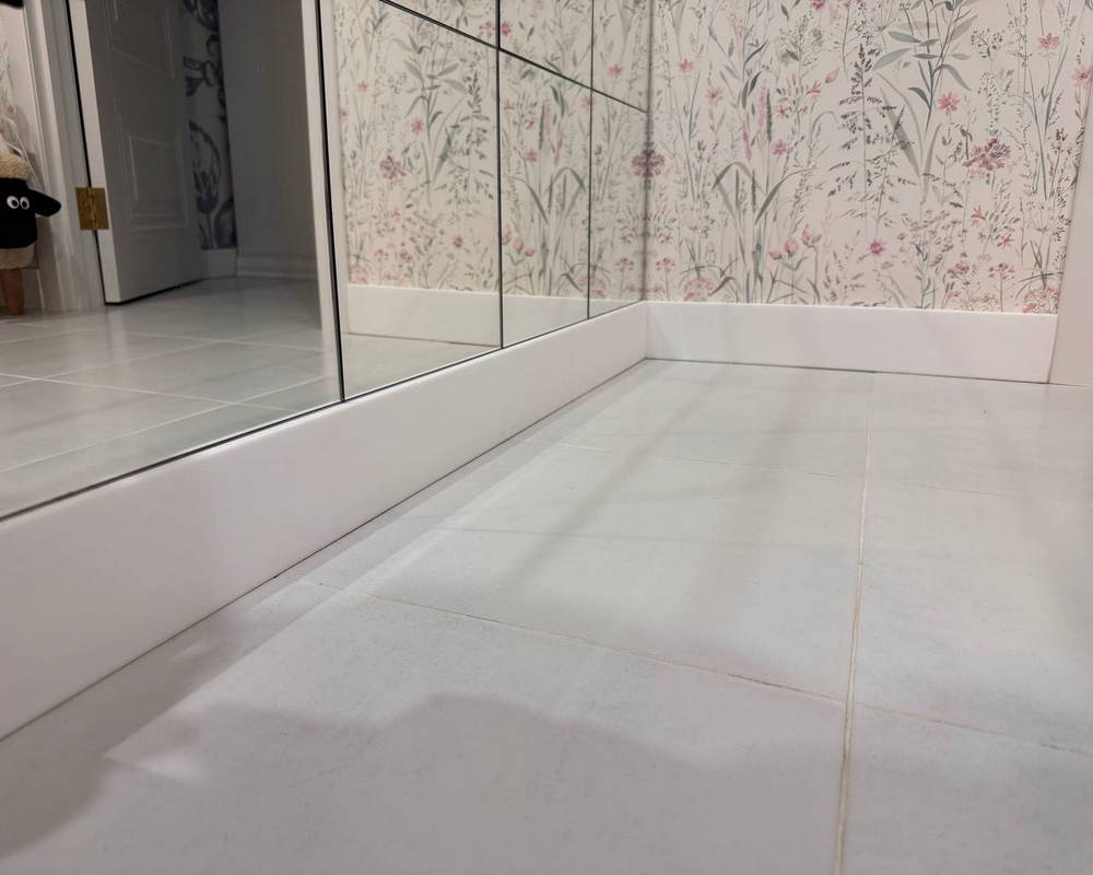 Плинтус из полистирола высокой плотности Волшебная Палочка. Окрашенная. 80мм 2м. NCS 1002-Y