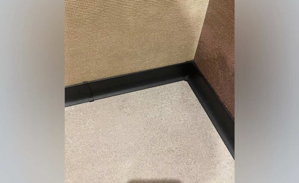 Плинтус алюминиевый Волшебная палочка 40 мм 3,0 м Чёрный матовый