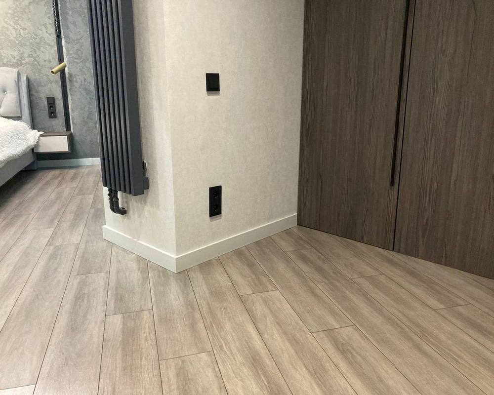 Плинтус из полистирола высокой плотности Волшебная палочка. Окрашенная. 80мм 2м. NCS 2002G