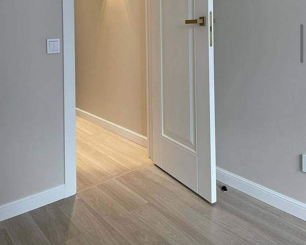 Плинтус из полистирола высокой плотности HI WOOD B100C 100мм х 13мм х 2,0м.