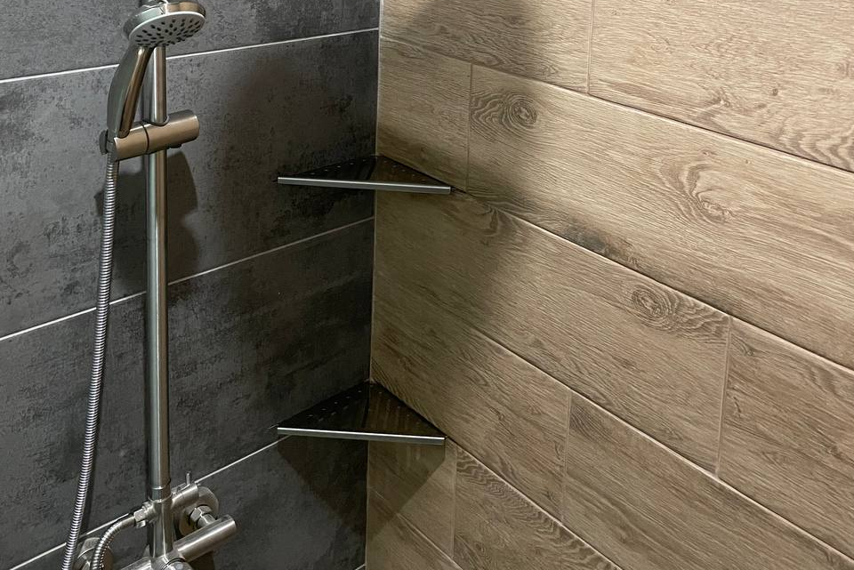 Полка для душа нержавеющая сталь "Дядюшка Плинтус" 50*160*270. RAL 7044