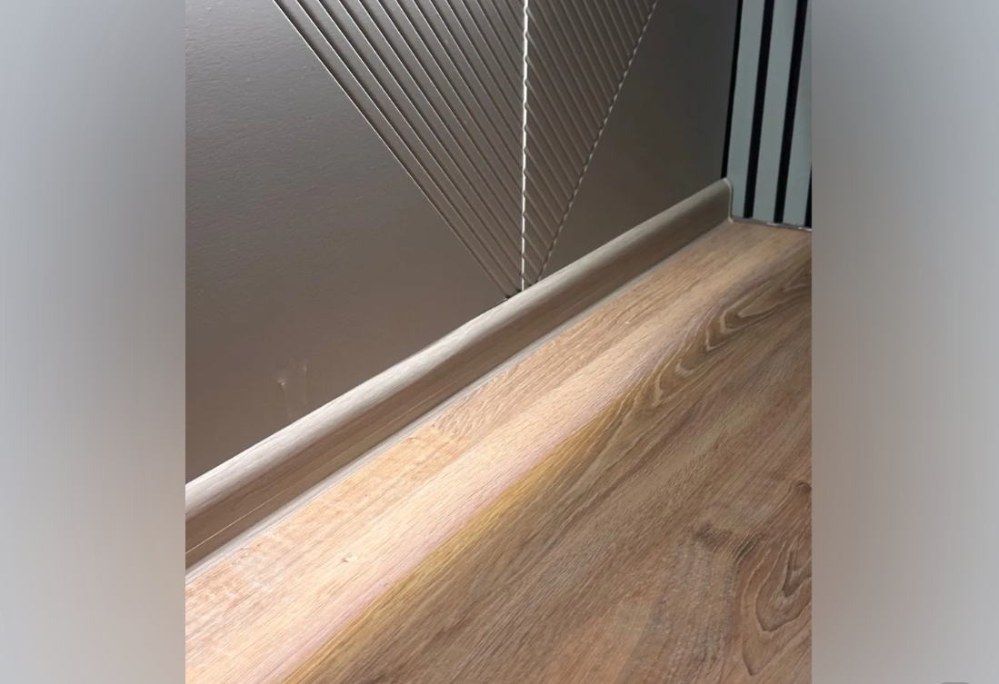 Плинтус ПВХ с кабель-каналом Рико Лео Мультиколор 192 Дуб алмере