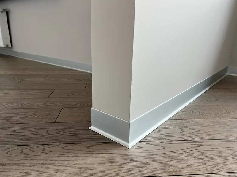 Алюминиевый плинтус AKBD40-MS 2,5м Серебро матовое