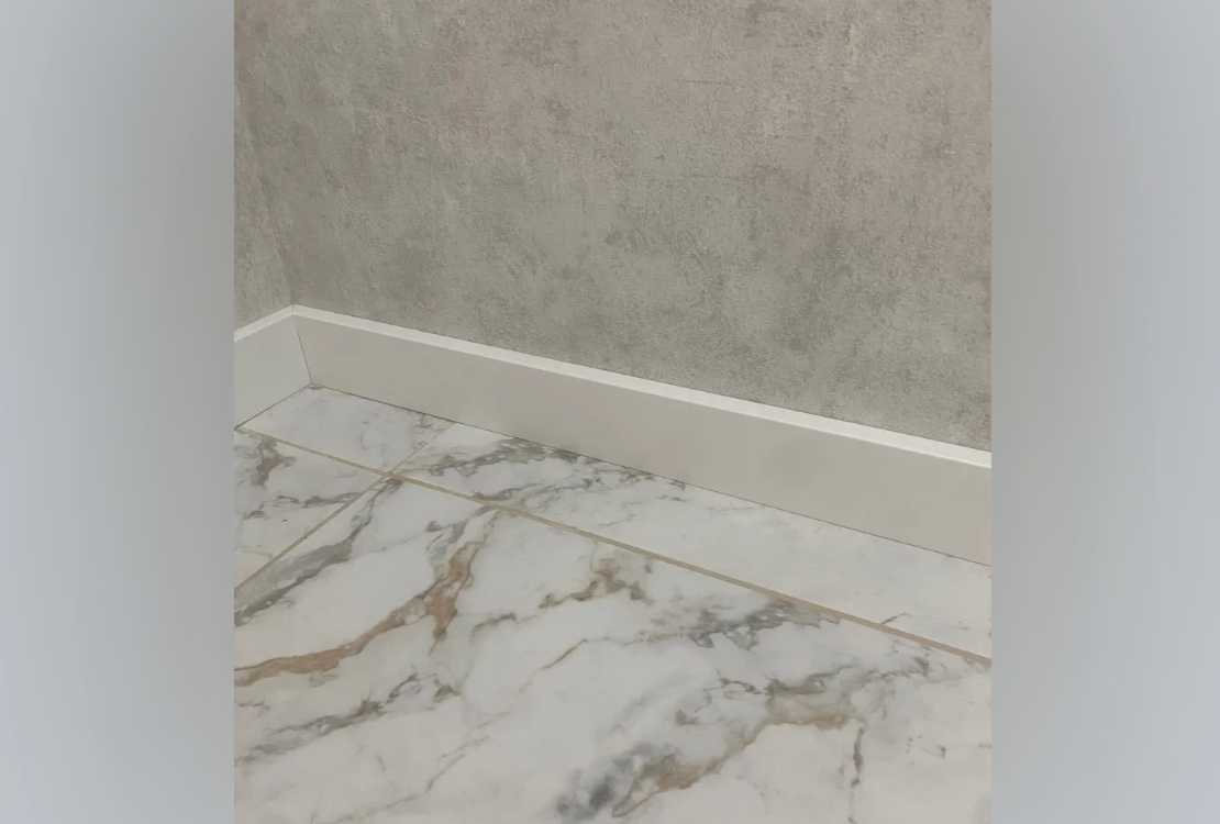 Плинтус МДФ Волшебная палочка 81402 81мм 2,4м.  Окрашенная. RAL 9003