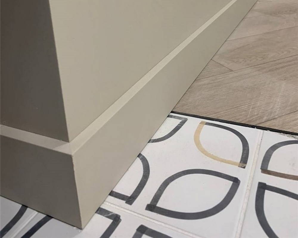 Плинтус из полистирола высокой плотности Волшебная Палочка. Окрашенная. 80мм 2м. RAL 9005