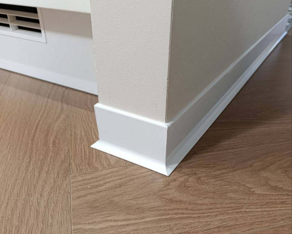 Алюминиевый плинтус AKBD40-SW 2,5м Муар белый