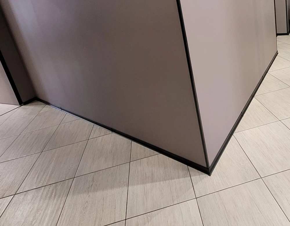 Алюминиевый плинтус AKBD80-SBL 2,5м Муар черный