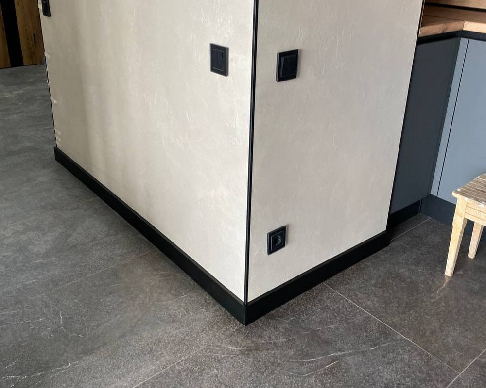 Плинтус ХДФ Dollken Cubu Flex Life 80мм х 2,5 м 0110 Черный