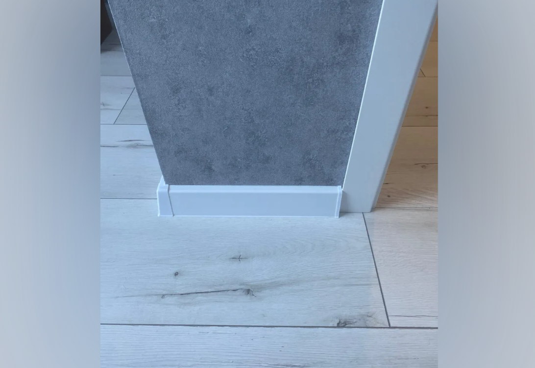 Плинтус ПВХ со съемной панелью Идеал Деконика 100 мм 001 Белый