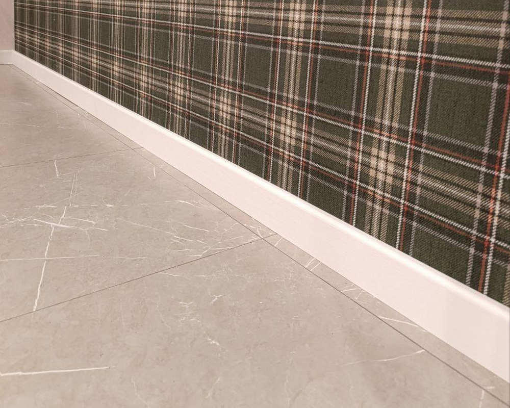 Плинтус МДФ Волшебная палочка 81402 81мм 2,4м.  Окрашенная. RAL 9003