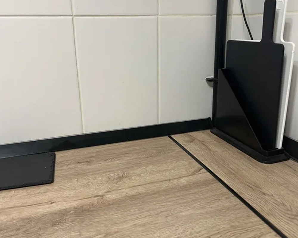 Кухонный плинтус Thermoplast AP630-1905 Чёрный глянец