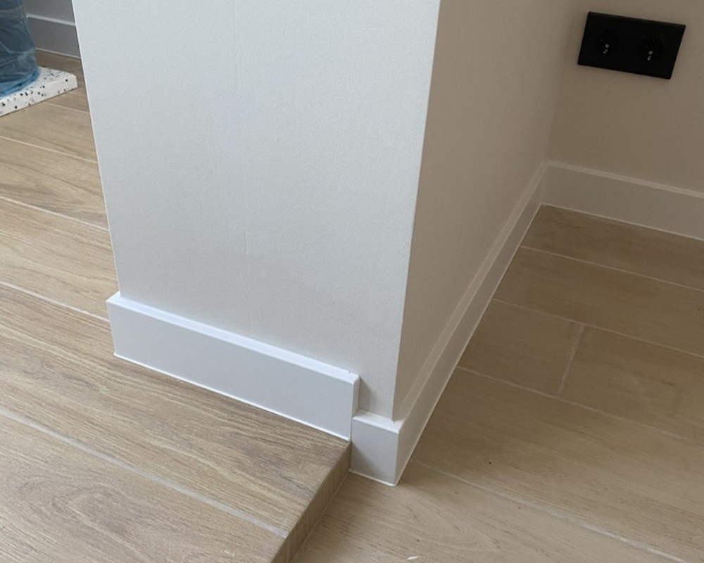 Плинтус ХДФ Dollken Cubu Flex Life XL 80 мм х 2,5 м 5012 Белый