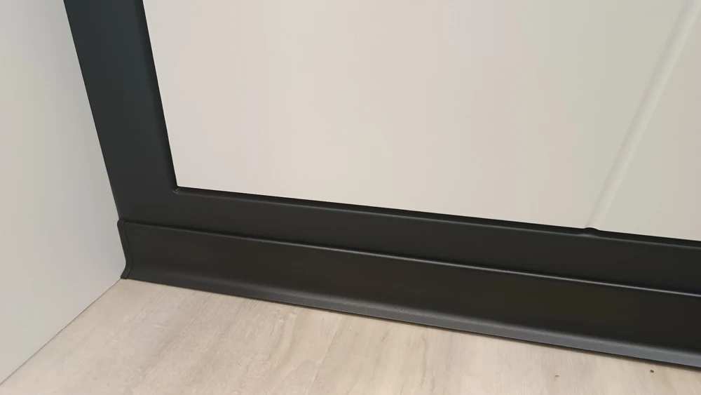 Алюминиевый плинтус AKBD80-SBL 2,5м Муар черный