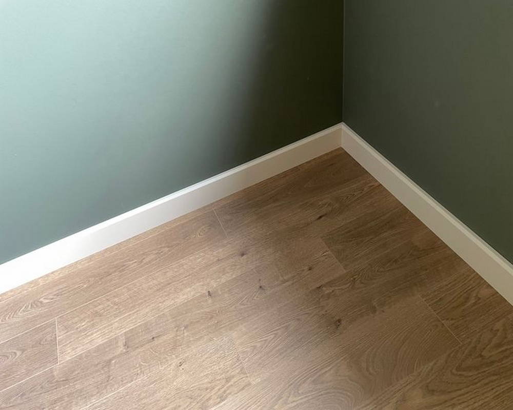 Плинтус из полистирола высокой плотности NMC Wallstyl FT2 Белый