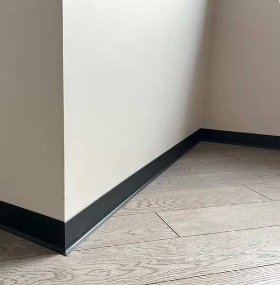 Плинтус алюминиевый 80 мм ПЛ-80 черный муар 3м