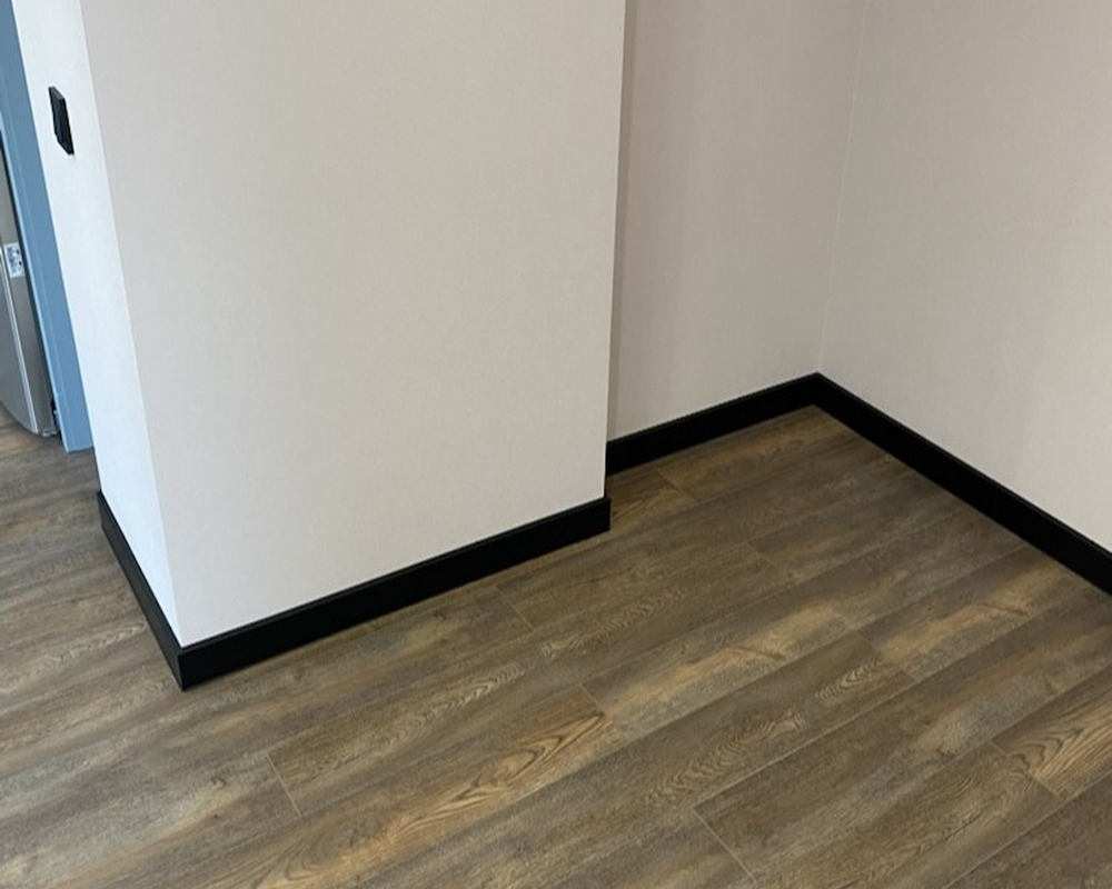 Плинтус ХДФ Dollken Cubu Flex Life 80мм х 2,5 м 0110 Черный